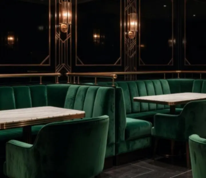 Art Deco stílusú, sötét tónusú budapesti étterem belső emerald zöld székekkel