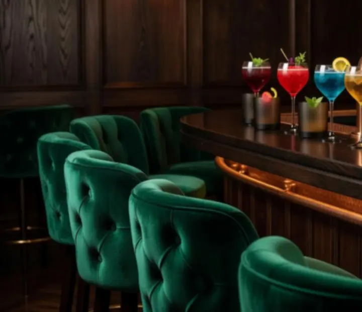 Emerald tónusú koktélválogatás egy elegáns bárpulton